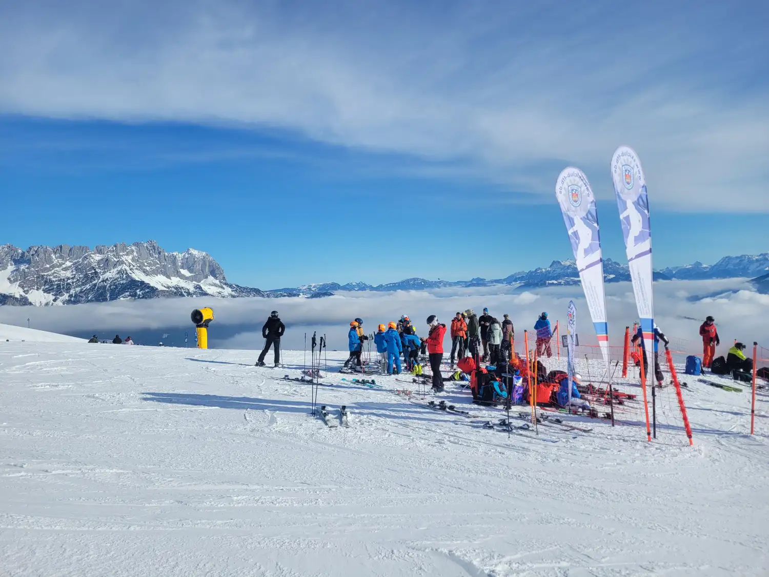 Skiclub veranstaltet Skirennen Start mit Fahnen