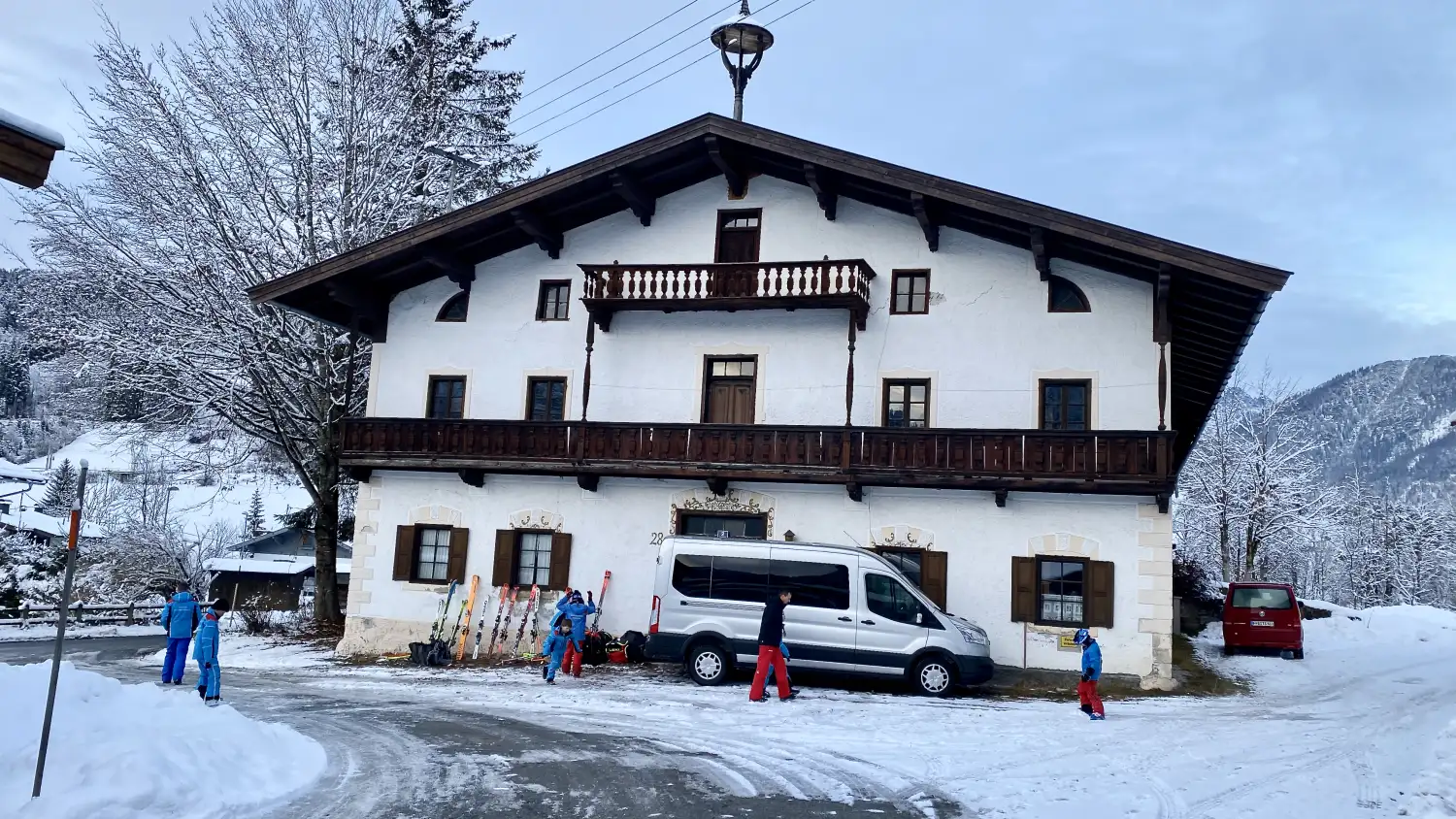 Skiclub Kinder vor dem Bauernhaus