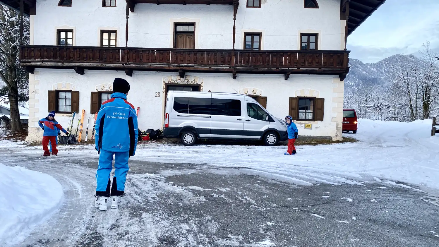 Kinder spielen vor Bauernhaus Skiclub Fürstenfeldbruck