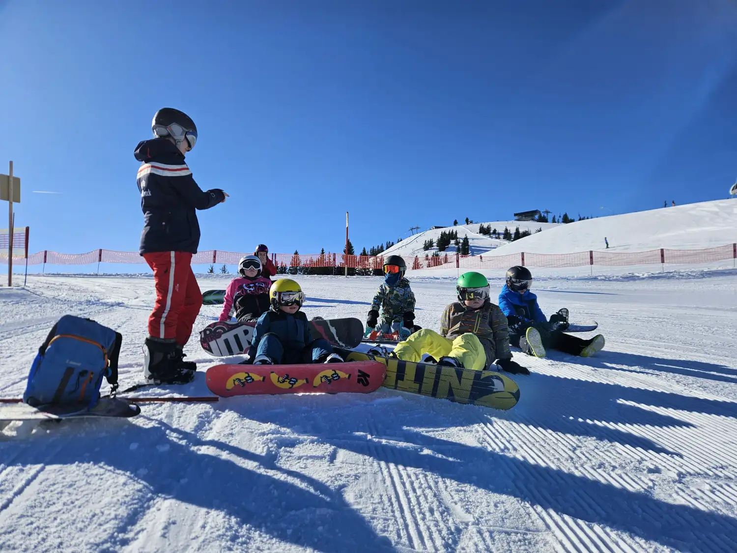 Snowboarder in der Skiclub-Skischule