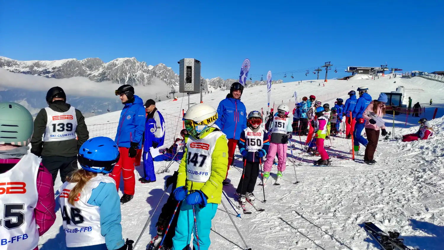 Kinder vom Skiclub im Schnee bei Abschlussrennen der Skischule 