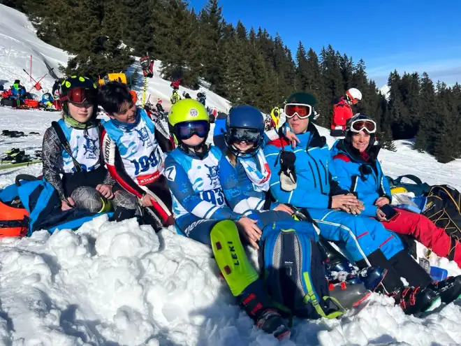 Rennläufer wartenauf den Start des Skirennens