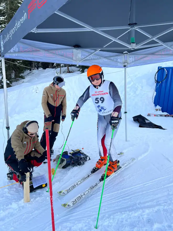 Skifahrer am Start der Meisterschaft 